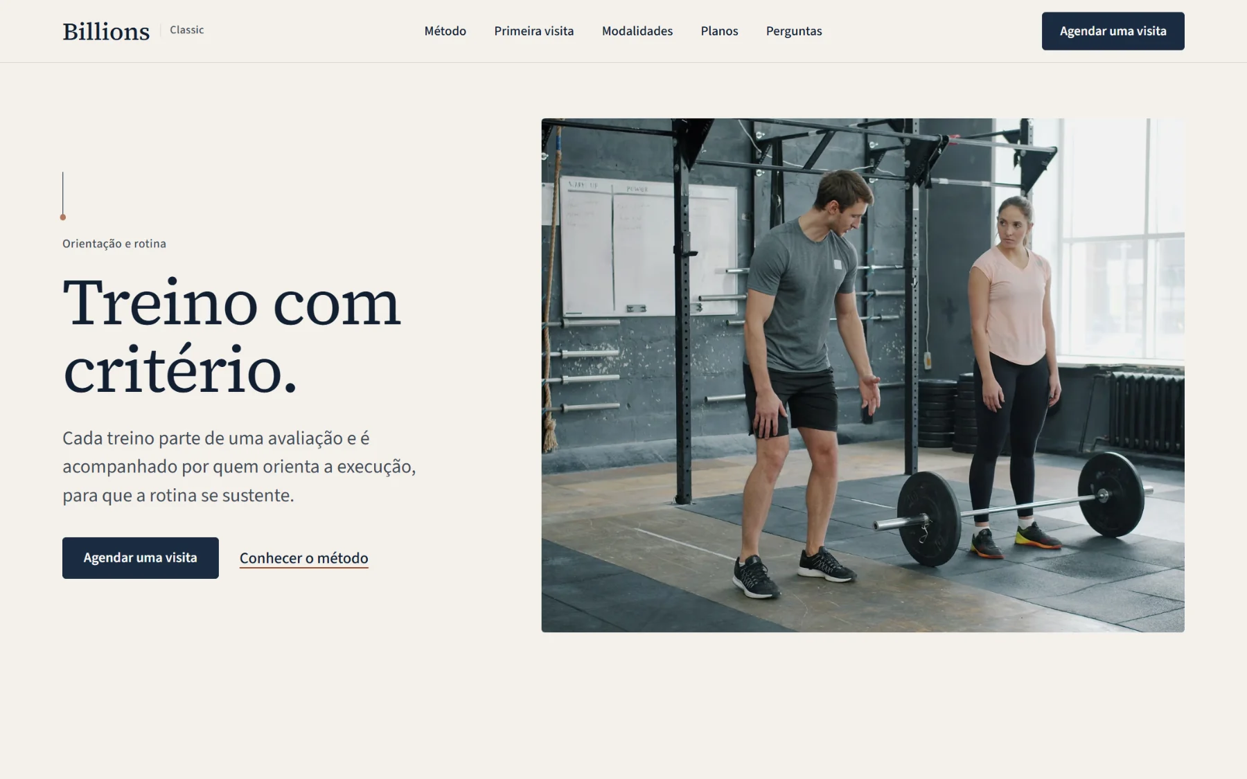 Gym template in classic style (Billions Classic, in Portuguese): beige background, serif headline, navy button and a photo of a trainer coaching a student