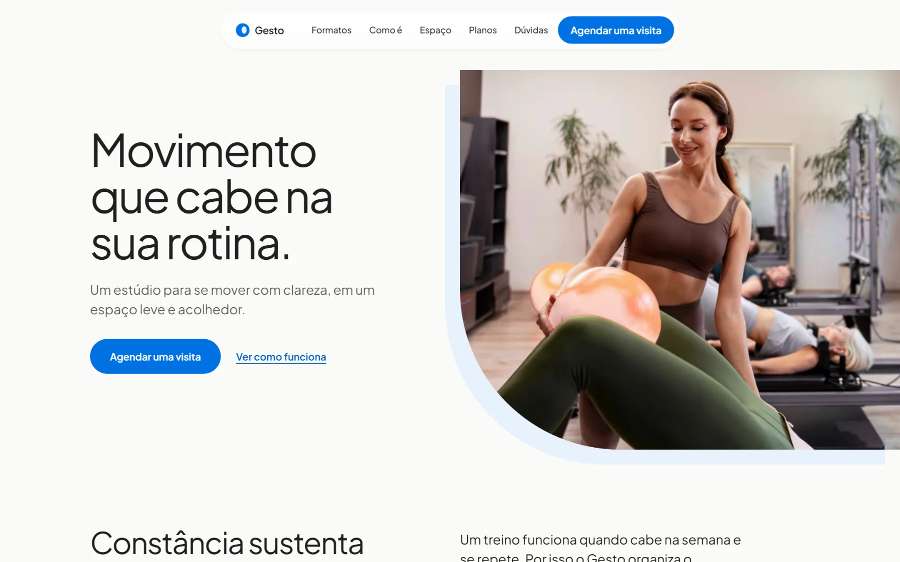 Gym template in minimalist style (Gesto, in Portuguese): light background, light headline, blue button and a Pilates photo